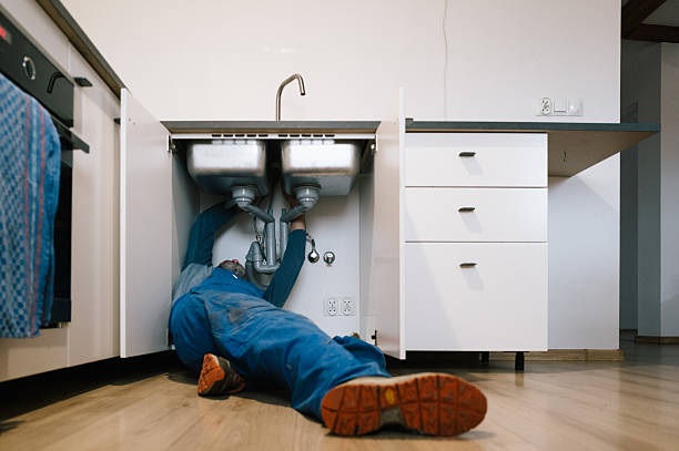 Professional Emergency Plumber technician working in Alloway, NJ